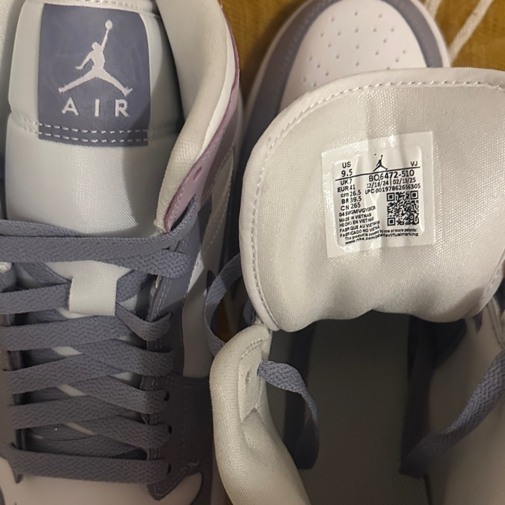 Jordan 1 Retro Mid Women' Sneakers in Purple and White - Picture 4 of 5